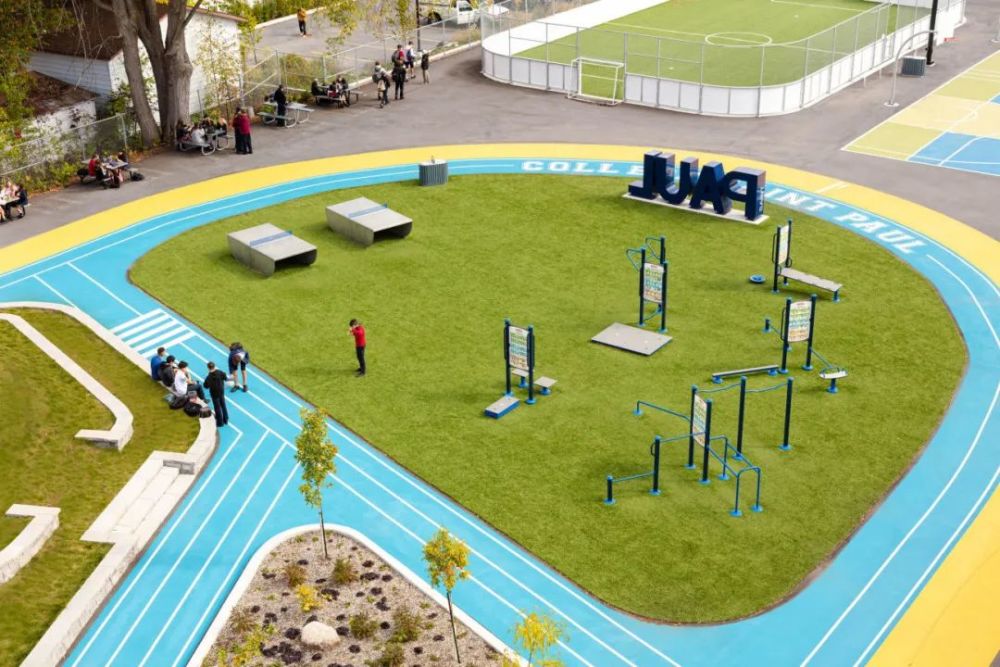 接下来是活跃的运动区,这里有一个带有学院颜色标识的篮球场,可以细分