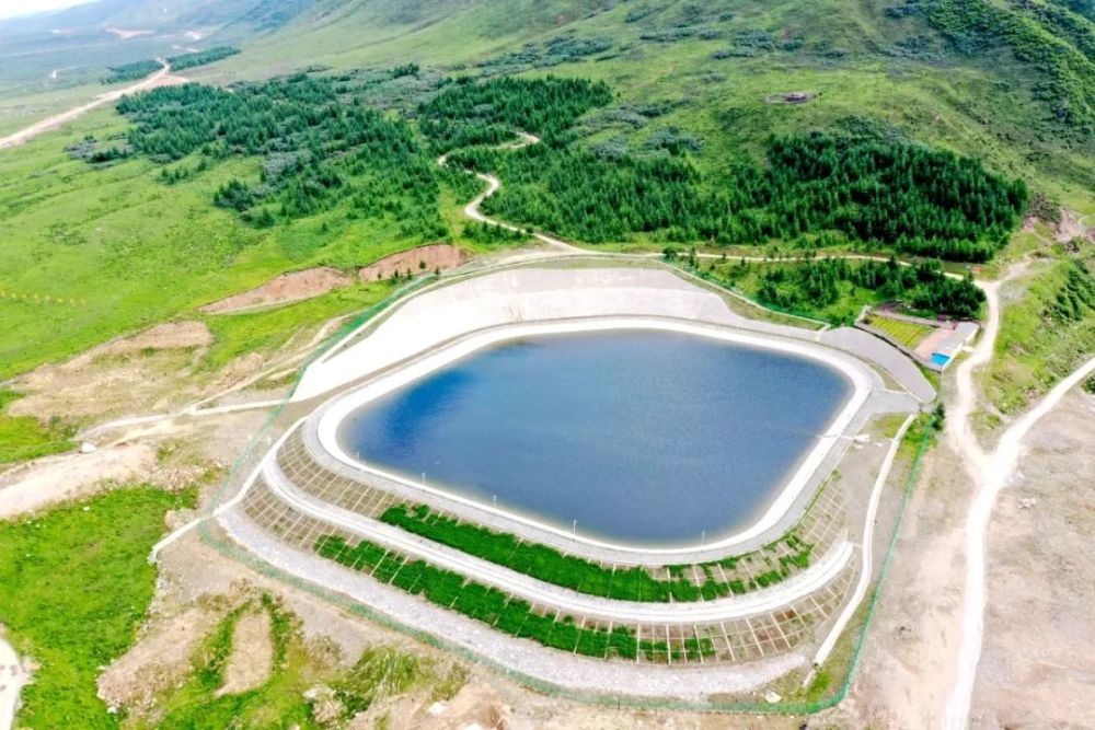 积石山大峡调蓄水池全貌苟永胜的家在山顶上,虽然家中拉通了自来水,但