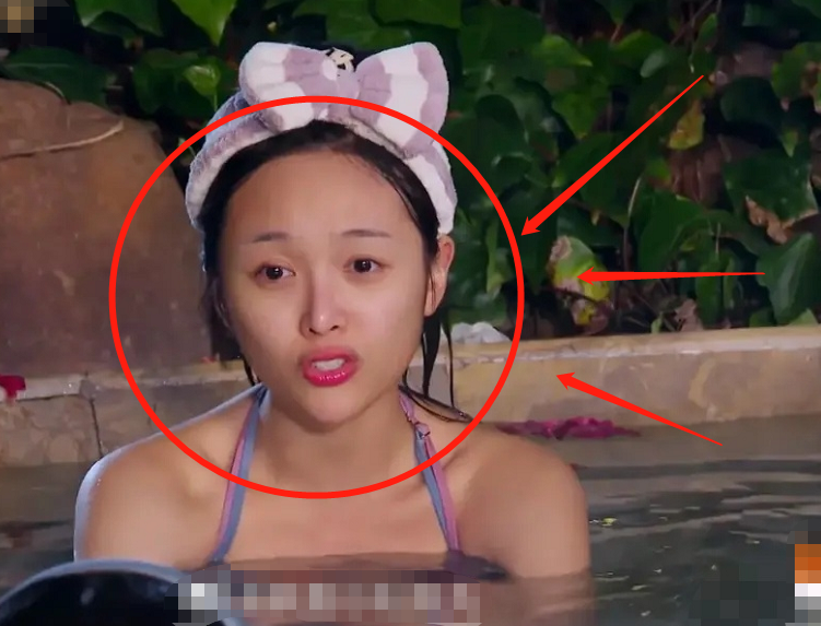 吴宣仪太较真?素颜被网友吐槽反差大,发九宫格回怼就是不想化妆