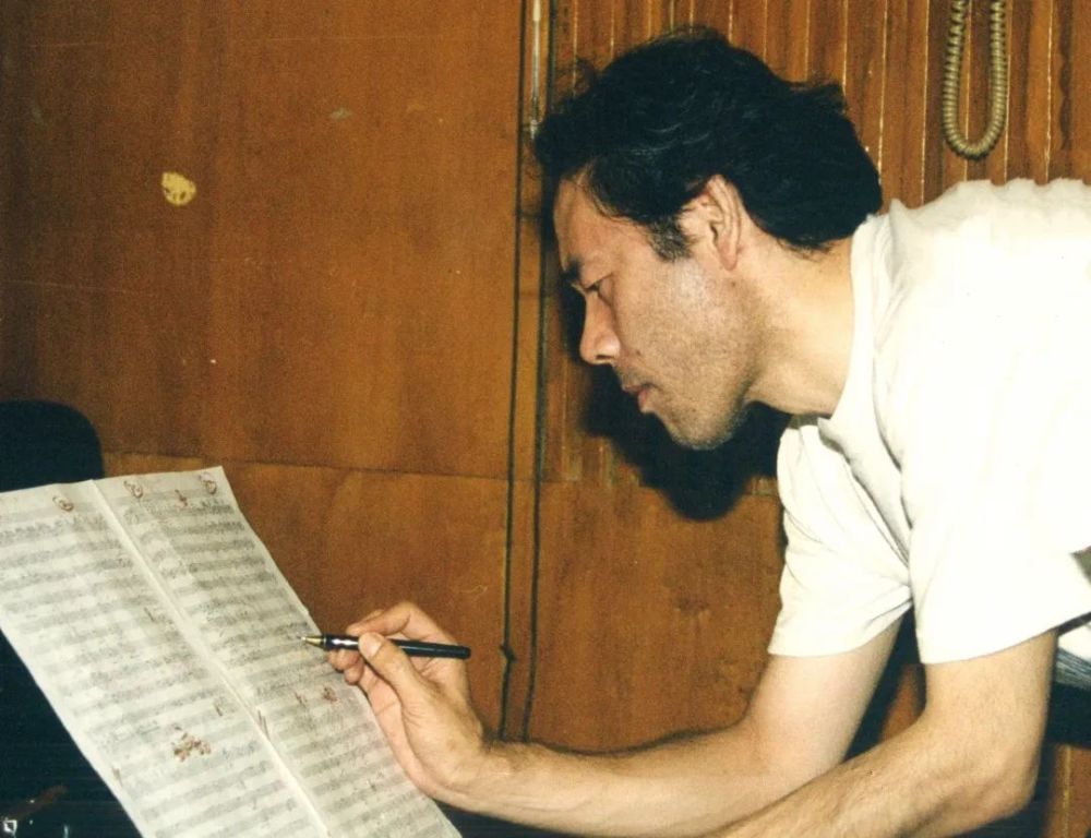 肖白的作品似乎有一个共性就是"好听却难唱",他笔