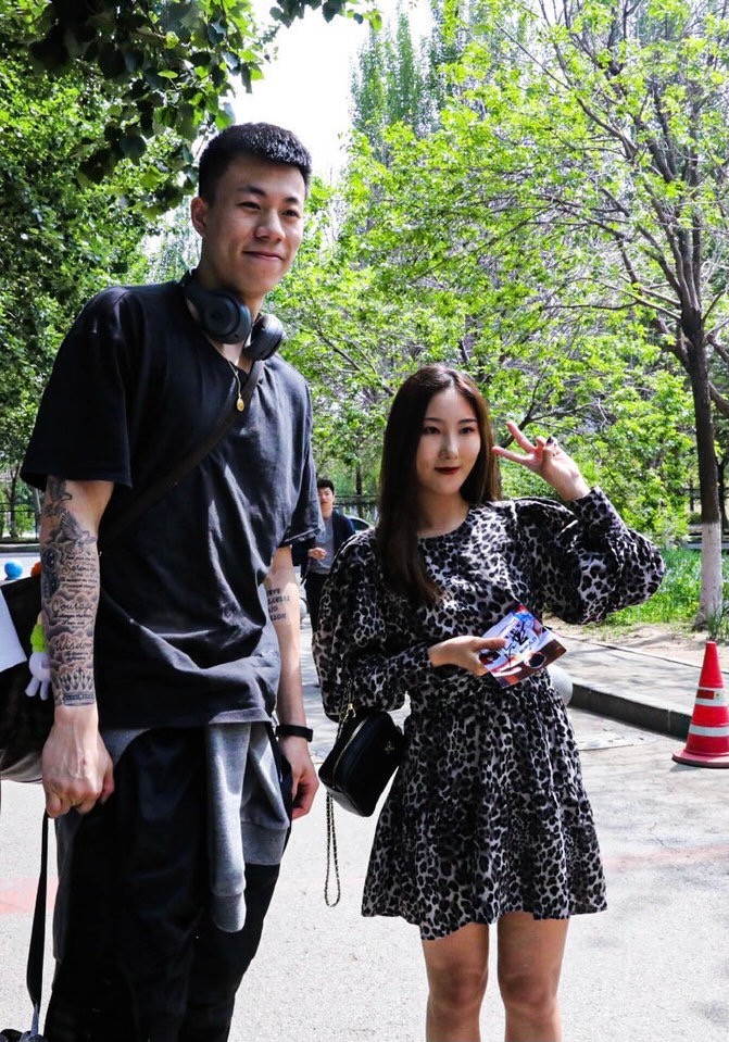 辽宁凯旋归来张镇麟合影女球迷人气爆棚高诗岩平静