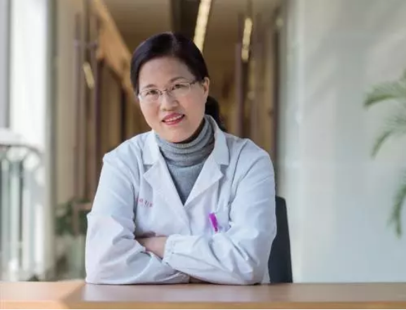 妇科主任李霞,今年55岁,帮助了很多女性朋友摆脱了宫颈问题的困扰,李