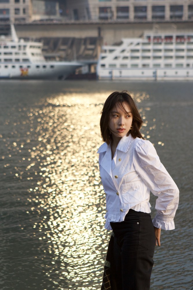 孙嘉灵杂志采访曝光浪漫文艺展现灵动魅力