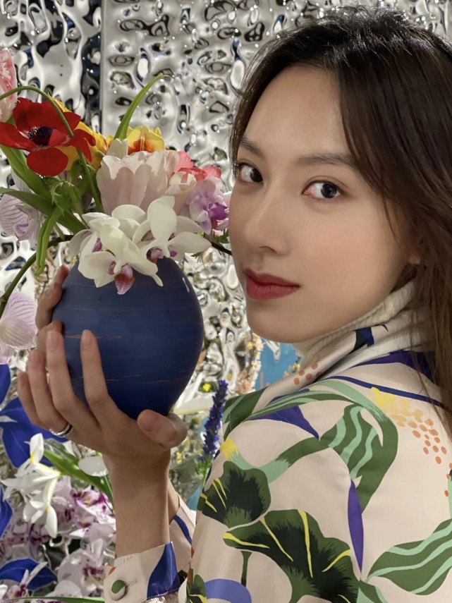 孙嘉灵杂志采访曝光 浪漫文艺展现灵动魅力