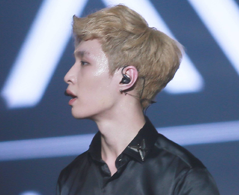 张艺兴金发侧颜上热搜这颜值确定没有看错但我更喜欢黑发顺毛