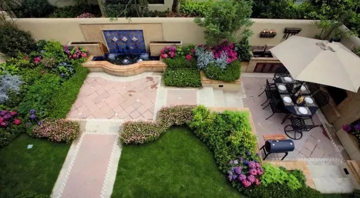 相对顶楼带露台的房子,一楼的院子面临着很多问题,比如采光性不足,没