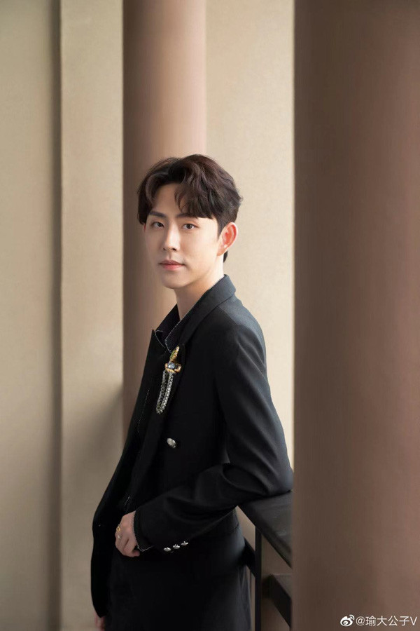 周瑜亮相时尚活动从头部主播瑜大公子到跨界主持受关注