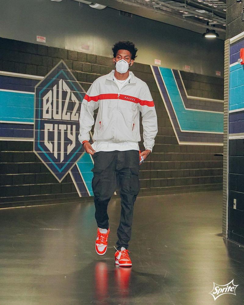 时尚nba|塔克全身上下都是背包,化身装备经理?_腾讯新闻