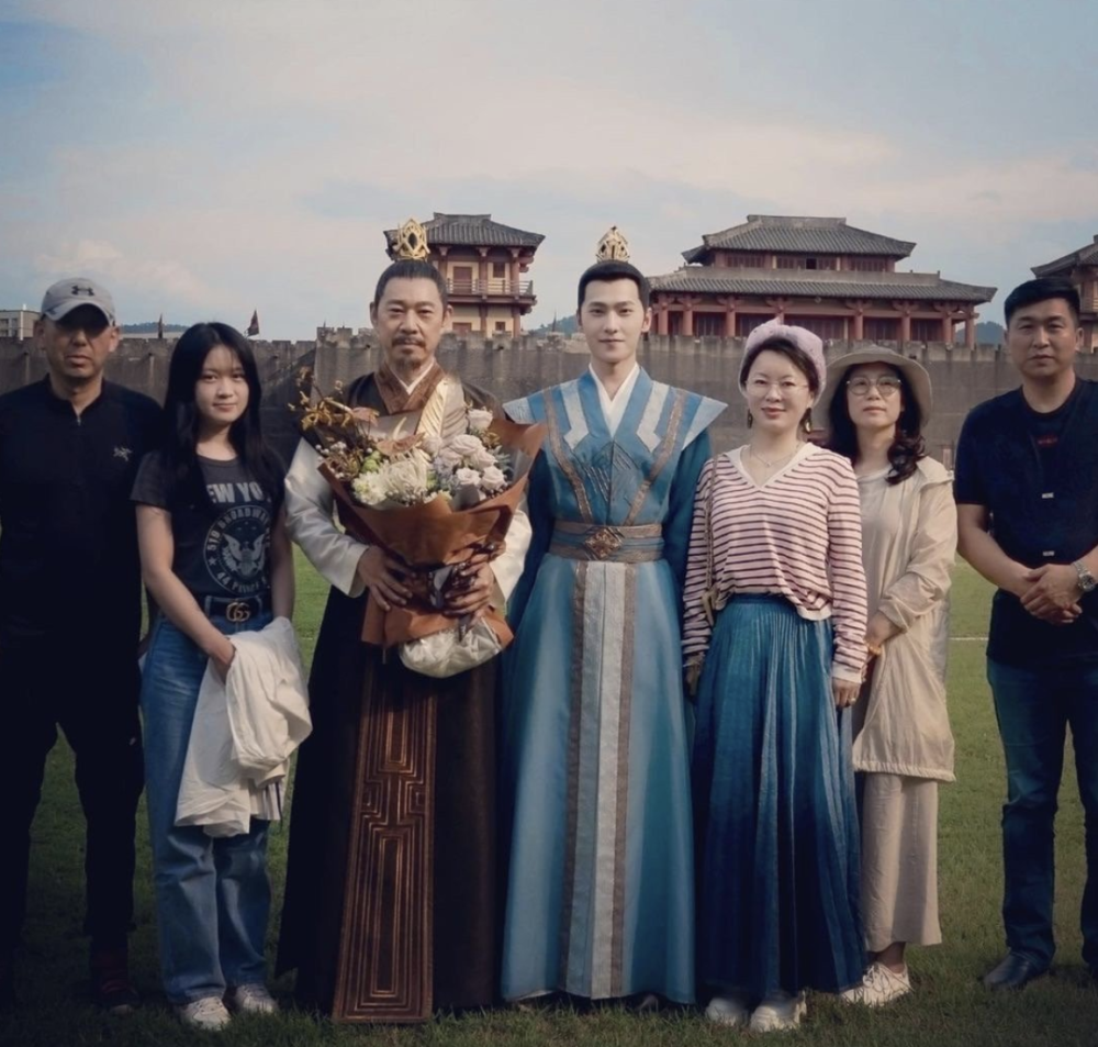 李若彤晒与张丰毅健身合照,大秀腹肌马甲线,姑姑曾一顿吃下12寸披萨