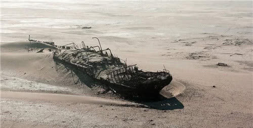 100余年前的沉船现身沙漠船体锈迹斑斑时空转移存在么