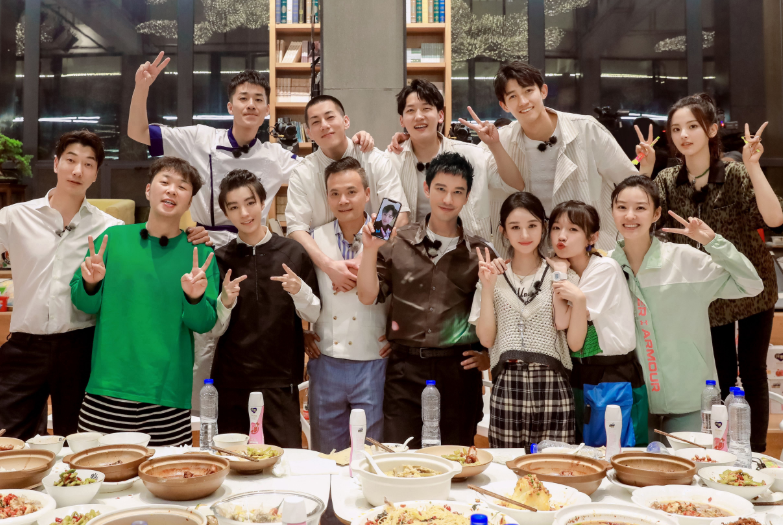 李浩菲付伟伦恋情曝光街边拥吻被拍到网友直呼太甜了