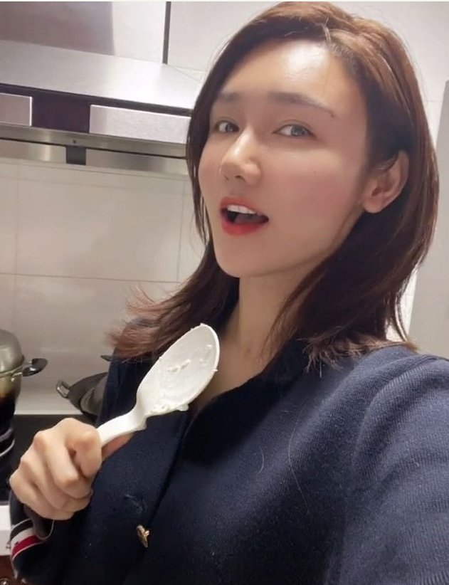 央视主持龙洋私下生活曝光,样子与台上反差大,吃一桌素菜没荤腥