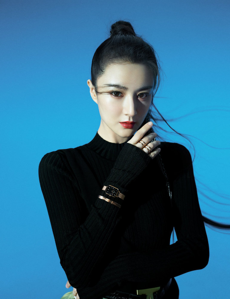 当红主播薇娅穿搭也很火!最近时尚大片,极简黑白配尽显高级_腾讯新闻