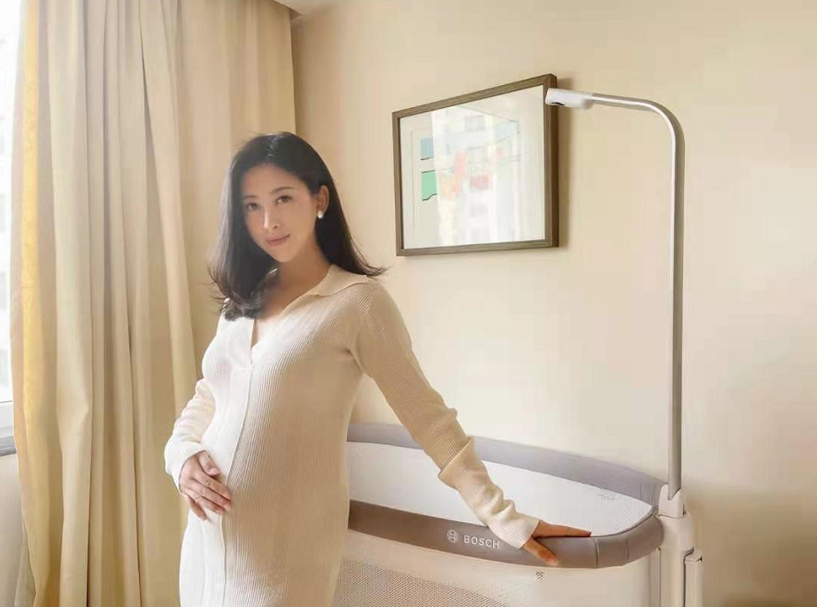 朱珠挺大肚健身手抚孕肚母爱满满临近产期四肢仍纤细