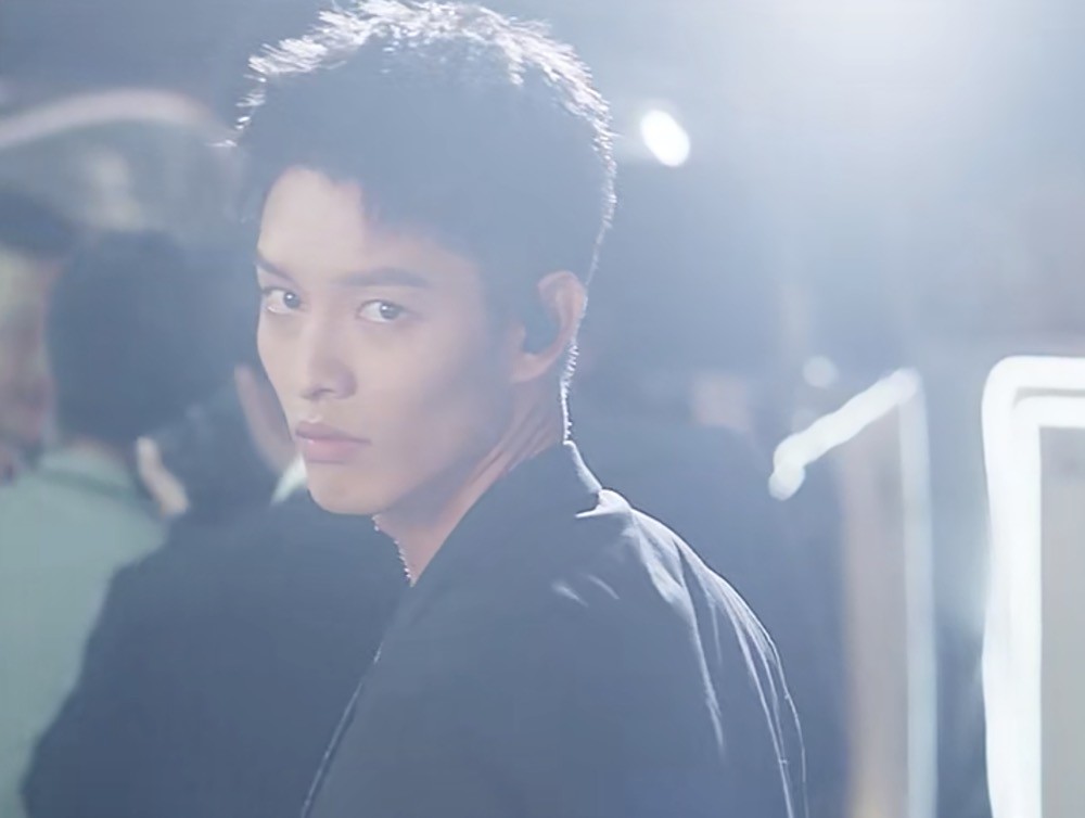 男主厉腾,外表帅气,身手矫健,头脑灵活的特种兵,演员叫曹佑宁,来自