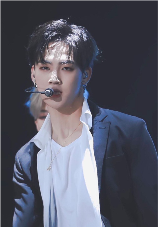 韩国男歌手直播时翻车 房间贴满暴露女性的照片引网友热议 全网搜