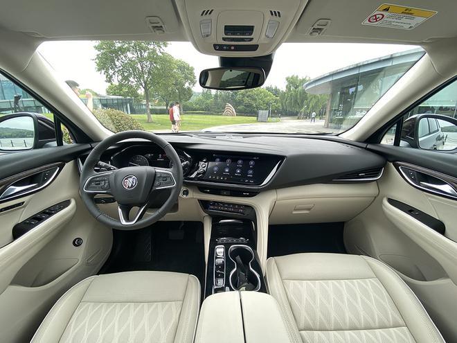 别克昂科威plus艾维亚内饰整体延续别克标志性的环抱式一体座舱设计