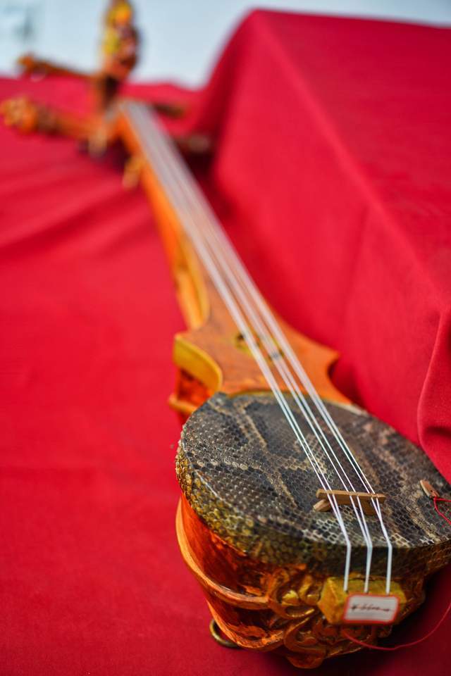 所以整个拉孜县充满了欢乐的氛围,大街小巷都能听到六弦琴弹奏的堆谐