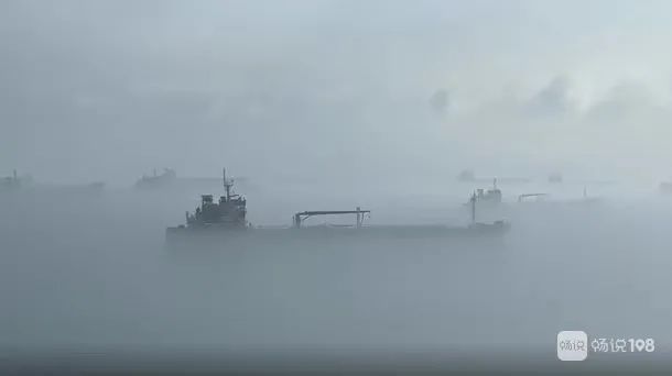 昨天一场大雾,"锁"住了多条海上航线,海面宛如"仙境"
