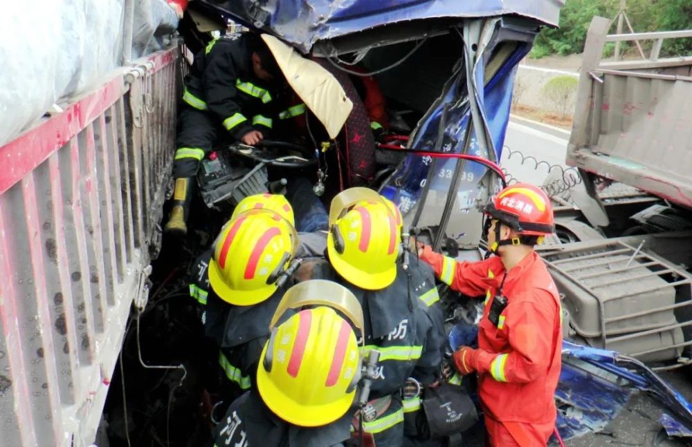 【救援前线】三车相撞一人被困 邯郸消防倒立破拆救人