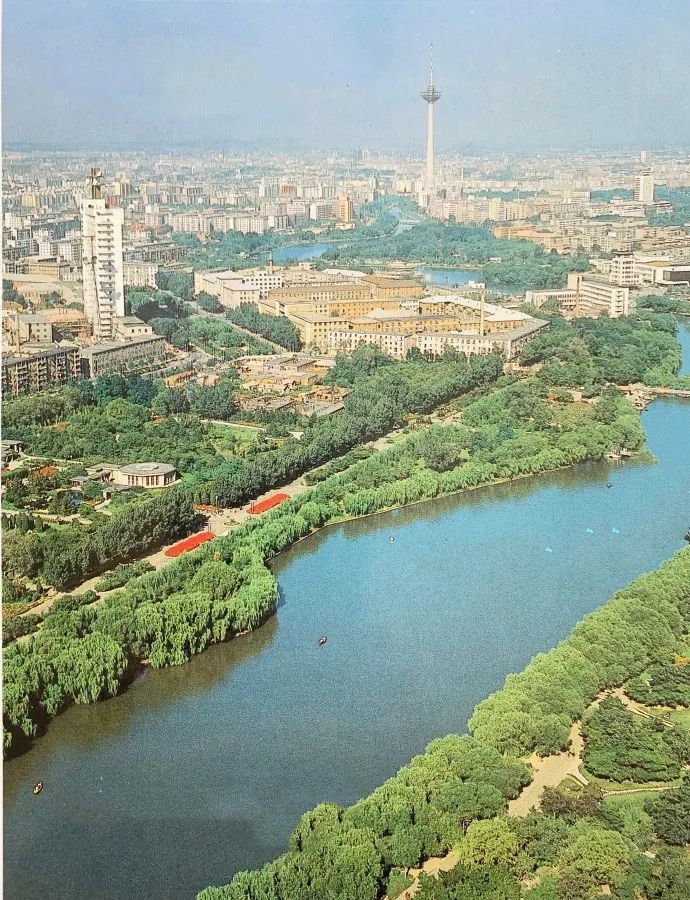 这是一张1987年沈阳南湖公园的航拍照片,照片上可以看到在建的彩电塔