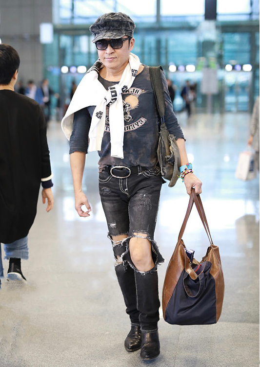 59岁马景涛人老心不老一身潮装走机场身材健壮如小伙太帅了