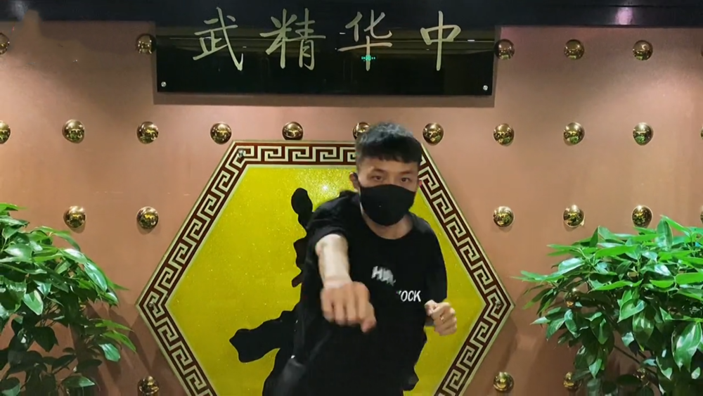 闪马真是个20岁壮小伙?酷炫三连拳势要挽回尊严,酷酷的鑫要挨揍了?