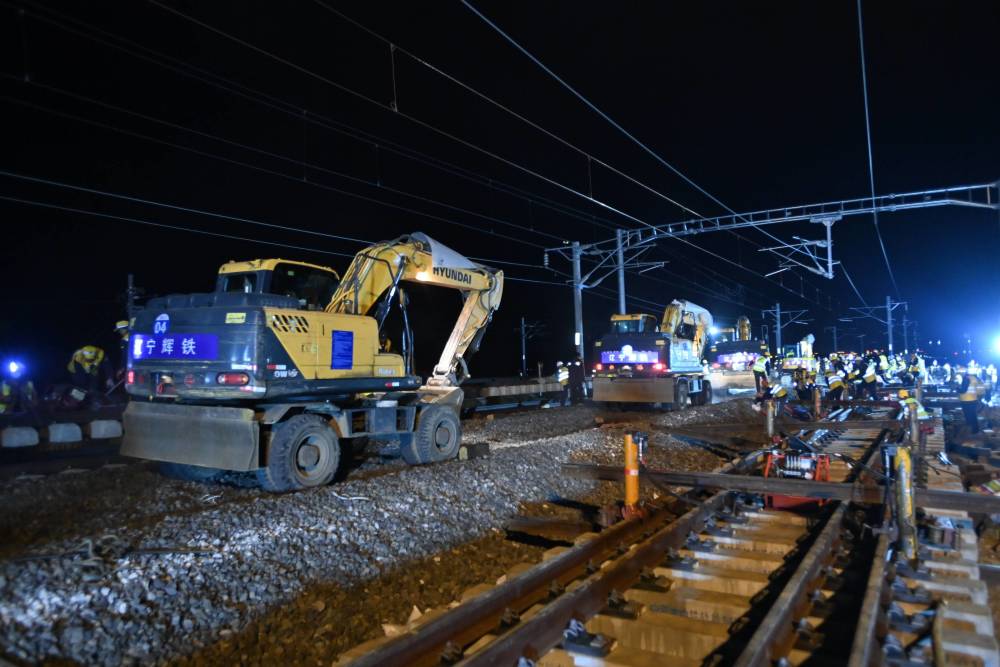 国内最长42号高速道岔在吉林敦白客专顺利完成插铺