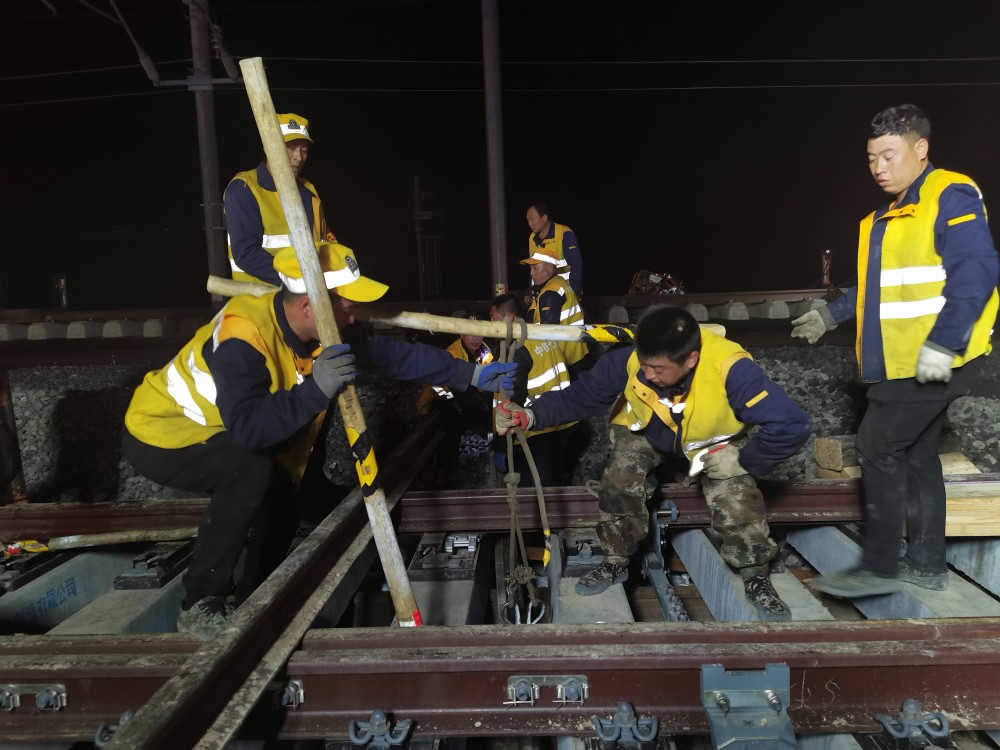 国内最长42号高速道岔在吉林敦白客专顺利完成插铺