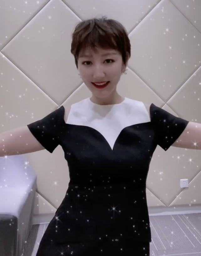 李好老婆晓敏穿紧身裙热舞,扭腰大秀好身材,满手首饰贵气十足!