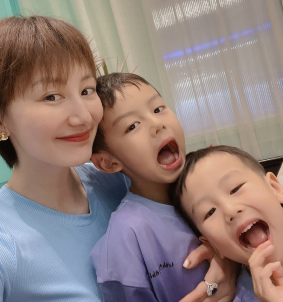 李好老婆晓敏穿紧身裙热舞扭腰大秀好身材满手首饰贵气十足