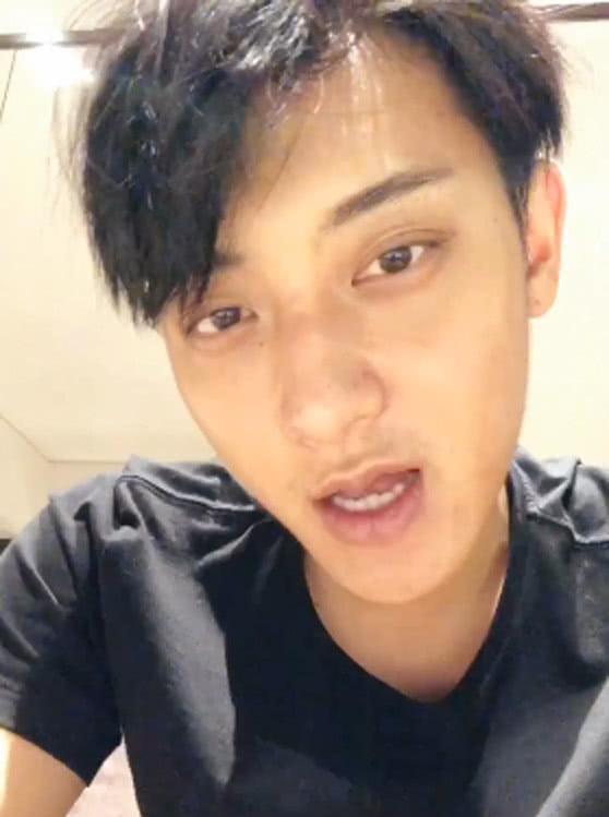 甚至也没有化妆的黄子韬,皮肤状态还是很不错的,只是黑眼圈比较重