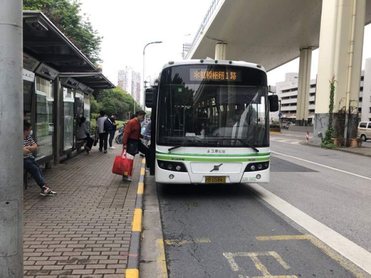 明天起虹桥枢纽1路调整走向新增多个站点方便古美地区居民出行