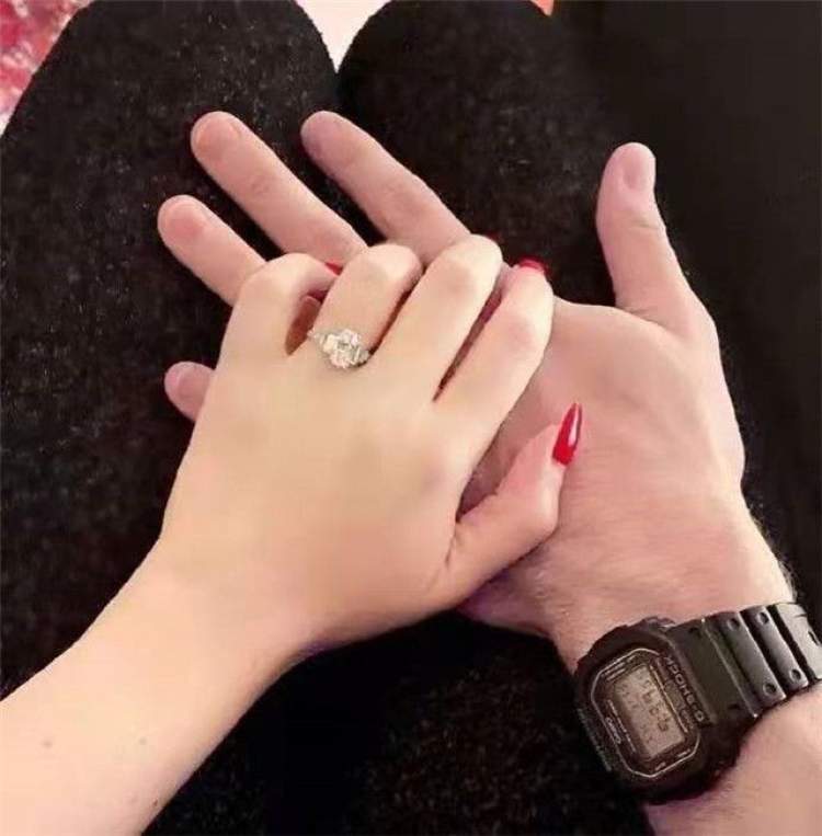 "破产姐妹"上热搜!max扮演者凯特·戴琳斯宣布订婚