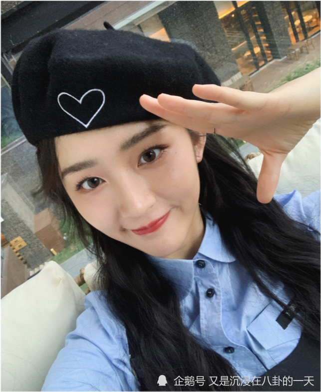 笑话,少女感十足的邓恩熙可是时代峰峻的首位女艺人_腾讯新闻