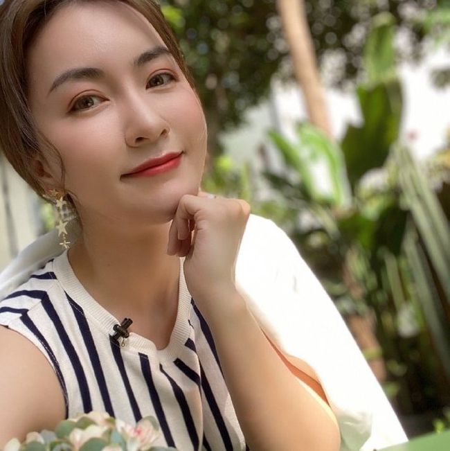 上海美女主持杨乐晒工作照和好友赵若虹调侃戏称塑料情