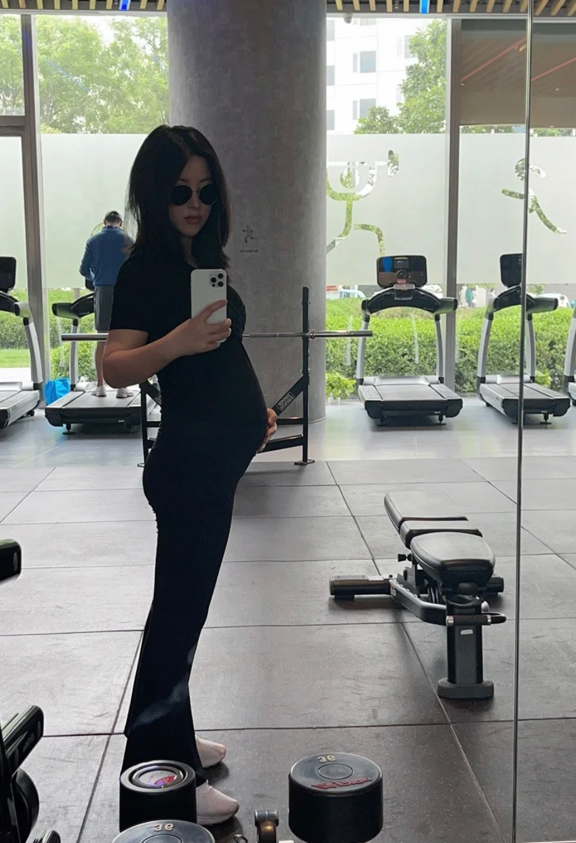 37岁朱珠挺孕肚健身,穿紧身衣曲线明显,肚皮太尖被指像要生儿子