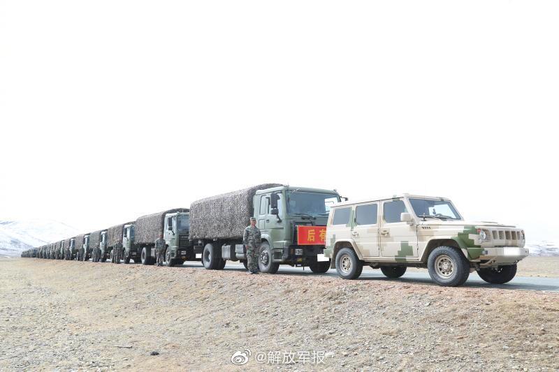 穿越艰险汽车兵为边防部队运送物资