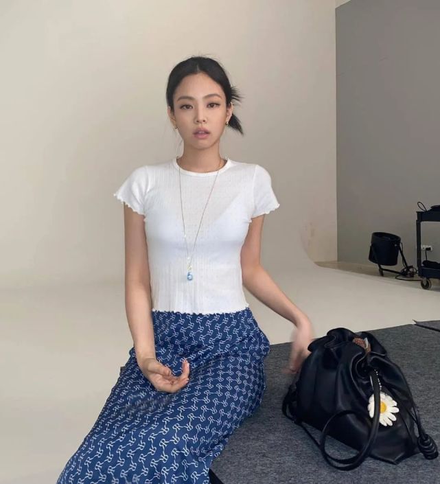 jenniespick白t恤穿搭