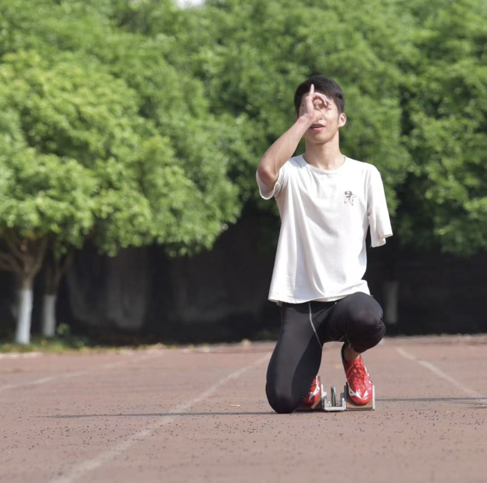 11秒26独臂男孩夺得百米赛跑冠军