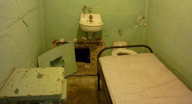 巡察时也没有发现,因为熄灯后只有手电照明,误以为三个肥皂假人是囚犯