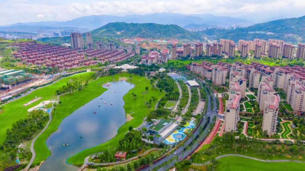 走进龙岩紫金山体育公园,山清水碧,林木蓊郁,不少市民,游客徜徉在紫金