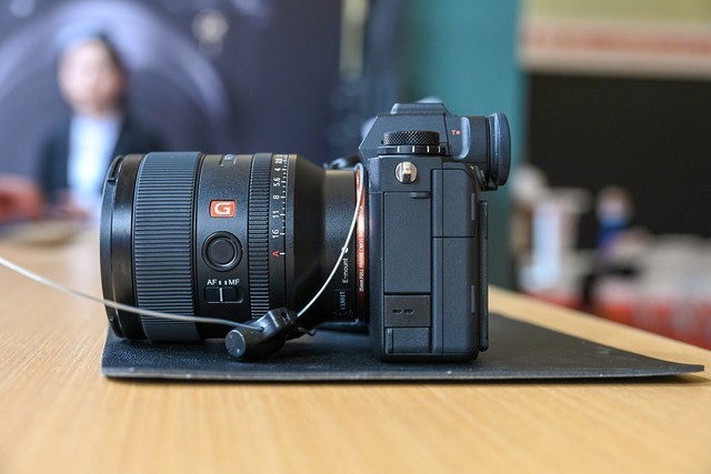 索尼alpha 1相机的侧面