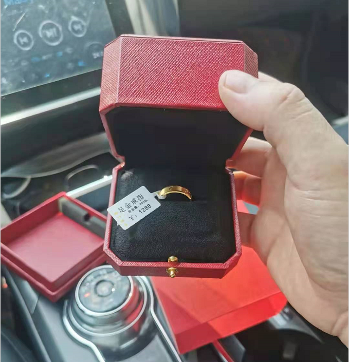 湖口一位小伙买槟榔,竟然喜中一枚金戒指!