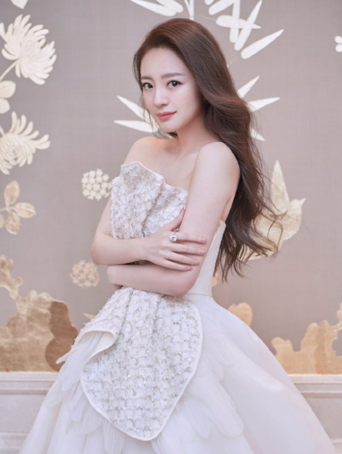 安以轩产后首次拍杂志,穿吊带裙露修长美腿,皮肤白嫩状态似少女