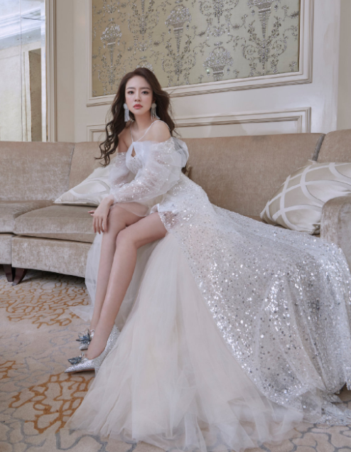 安以轩产后首次拍杂志,穿吊带裙露修长美腿,皮肤白嫩状态似少女