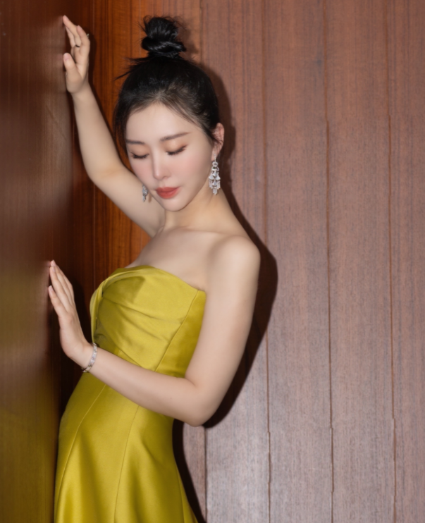 王的女人田朴珺露面光脚穿礼服不怕脏嫁大30岁老公成富婆