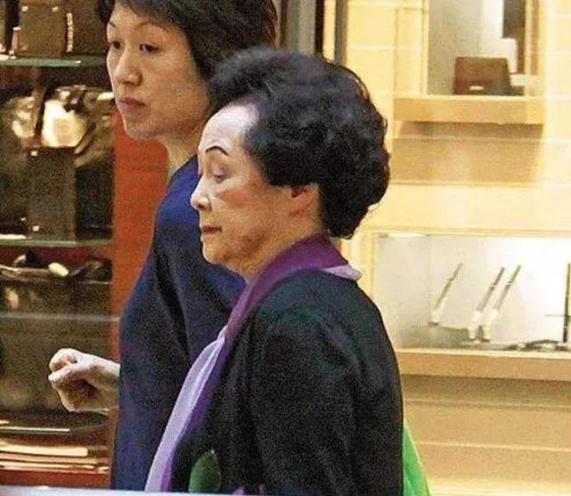 许世勋却是个例外,一生只有简剑勋一个妻子,在外忙于事业时也与女性