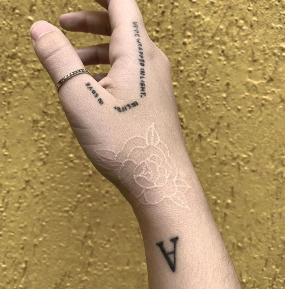 蕾哈娜肯豆十年前就玩腻的旧潮流自称小清新纹身其实一点也不清新