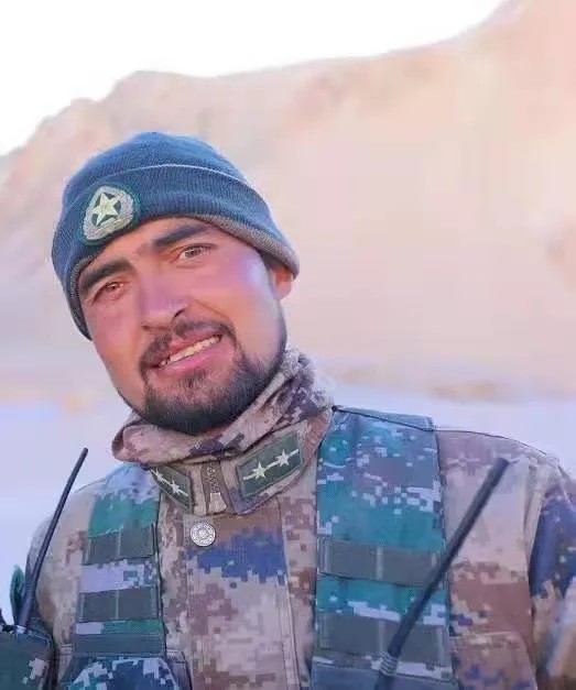 关注@人民陆军的你但提到"大胡子中尉"你也许有点懵麦吾兰·艾则孜